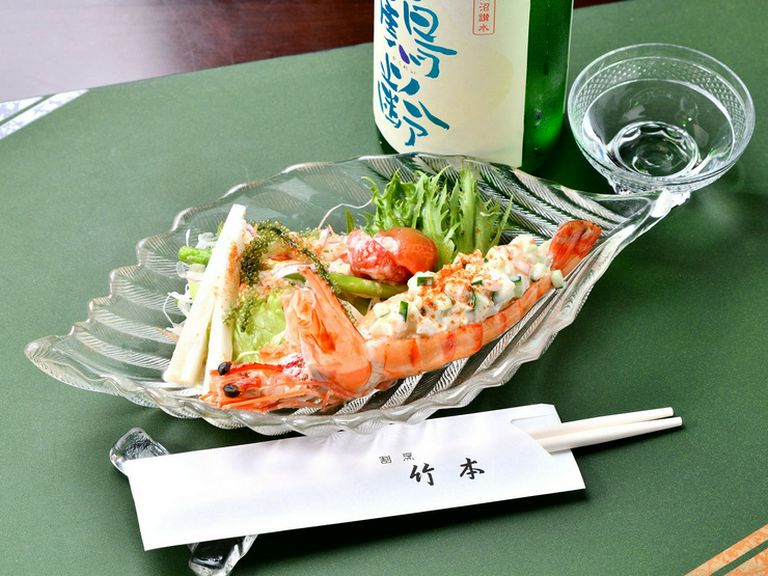 海老の殻を器に見立てた『エビサラダ』の涼しげで爽やかな盛付けは、日本料理ならではの繊細な美しさ