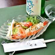 四季折々の素材を使い、季節感を演出した一皿が女性心をくすぐります。海老の殻を器に見立てた『海老サラダ』の涼しげで爽やかな盛付けは、日本料理ならではの繊細な美しさです。