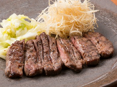 ネギとキャベツを追加すればさらにおいしい、『ぶつぎり牛タン焼き』