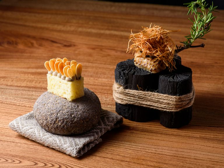 『シャモ肉のコンフィとレバーペースト、アーモンドのブリオッシュ』