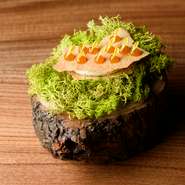 サルデーニャ島の伝統的なパンであるパーネカラサウのパリパリとした食感を楽しむメニューです。ゴルゴンゾーラムースと梅ジャムのアクセントが美味。（季節限定）