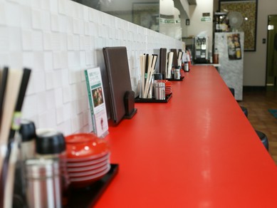 フラリと来店し、食事とお酒をひとり嗜む