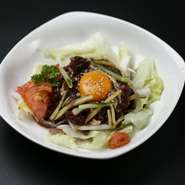 馬肉のユッケです。ご賞味ください。