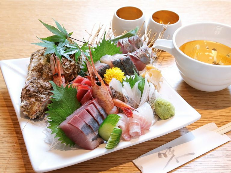 その日おすすめの新鮮魚介を存分に堪能できる『刺身盛り合わせ』