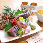 1人前でたっぷり7種類を盛り合わせ（写真は2人前）。マグロ、鯛、鰤、鱸、バイ貝、甘海老など、その日仕入れた新鮮魚介を店主のおまかせでたっぷりと堪能できます。富山名物の白海老も追加料金でオーダー可能。