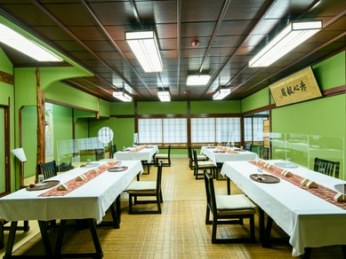 バリエーション豊富な料理を囲んで盛り上がる歓送迎会