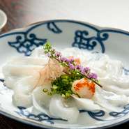 タコの薄造りをたっぷりの薬味と一緒にポン酢でさっぱりと食べて頂く一品。日本酒などとご一緒に。