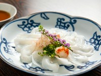 タコの薄造りをたっぷりの薬味と一緒にポン酢でさっぱりと食べて頂く一品。日本酒などとご一緒に。