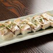 七尾港直送の新鮮なアジを使った目にも口にも美味しい押し寿司、〆の一品としてオススメです。