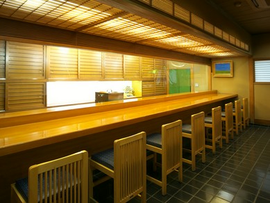ふらりと来店し、食事とお酒をひとり嗜む