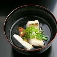 石川県の旬の食材をふんだんに使い、繊細な味を引き出した一椀。濁りのない透き通った味は優しく体に染みわたり、その季節を存分に感じられます。