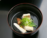 石川県の旬の食材をふんだんに使い、繊細な味を引き出した一椀。濁りのない透き通った味は優しく体に染みわたり、その季節を存分に感じられます。