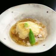 常連のお客様より大変ご好評頂いております松由の
蒸し物。優しい味わいの餡がほっこりとさせる一品です。