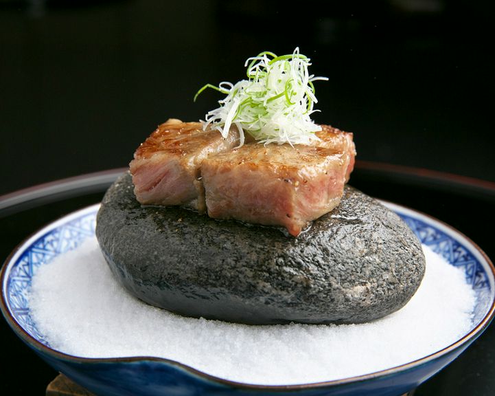 香りと音に心踊る《肉の石焼》