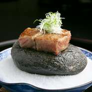 こだわりの牛肉を熱々の焼き石の上で焼く《肉の石焼》
目の前で肉が焼けていく様を見られ、鉄板とは違った香ばしい香りが食欲をそそります。