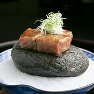 こだわりの牛肉を熱々の焼き石の上で焼く《肉の石焼》
目の前で肉が焼けていく様を見られ、鉄板とは違った香ばしい香りが食欲をそそります。
