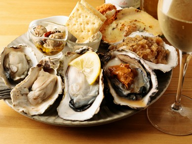 看板メニュー。新鮮な牡蠣を食べ尽くす『オイスターフード9種盛り』