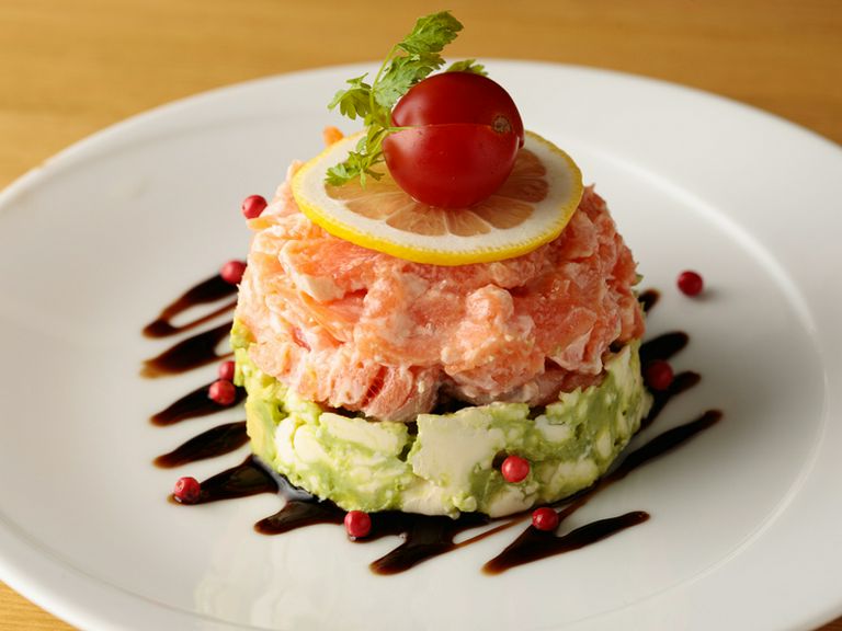 トリュフオイルで食べるサーモンとアボカド