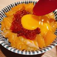脂のノリが良い新鮮なサーモンを漬けてます。
卵黄を崩してから召し上がり下さい。
ご飯のお代わりできお茶漬けにできます。