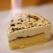 バスクチーズケーキを目の前で焼き上げる、目でも楽しめるデザート。トロリと溶け出すチーズを体験してみてはいかがでしょう。