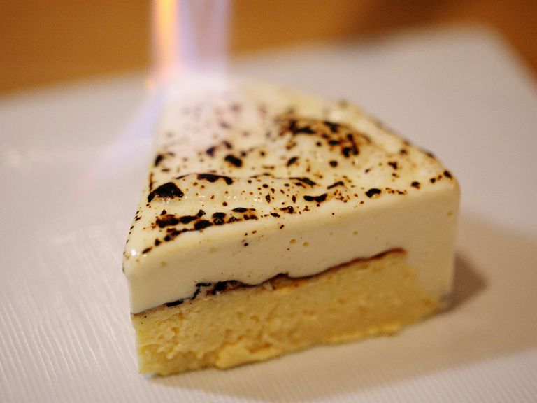 目の前で焼き上げてもらえるワクワク感に気分が高まる『炙りレアチーズケーキ』