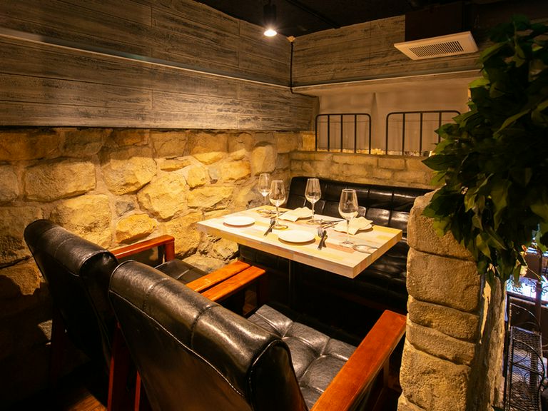 女子会に最適な半個室。女子会向けのコースもあり