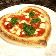 ピザ窯で香ばしく焼き上げた『トマトたっぷりモッツァレラマルゲリータ』