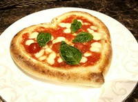 ピザ窯で香ばしく焼き上げた『トマトたっぷりモッツァレラマルゲリータ』