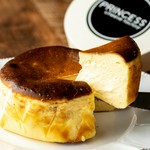 チーズをふんだんに使い濃厚に仕上げたバスクチーズケーキです。

※冷凍でお渡しいたします