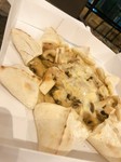 たっぷりキノコとツナを炒めてチーズをかけて焼き上げました