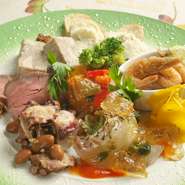 イタリアの伝統料理など約7～8種をひと皿に盛り込んだメニュー。その時期に一番おいしい旬の食材を選び、それをもっともおいしく食べられる料理に仕上げています。
