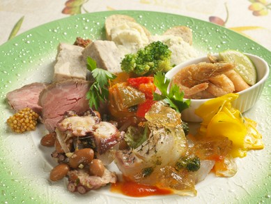 旬食材のさまざまなイタリア料理をひと皿に盛り込んだ『旬の食材のスペシャル前菜盛り合わせ』　