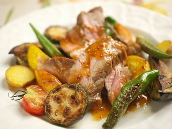 『淡路産えびすもち豚のロースト　能勢などから仕入れる旬の美味しい焼き野菜添え』