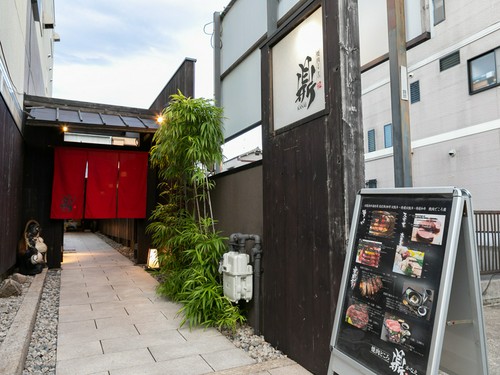 長く続く石畳と暖簾が京都の風情を醸し出します