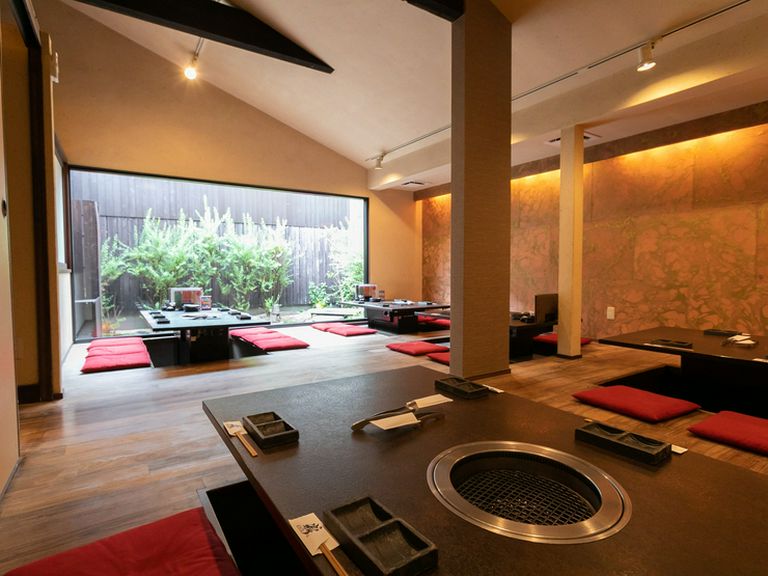 庭園付の広々とした店内