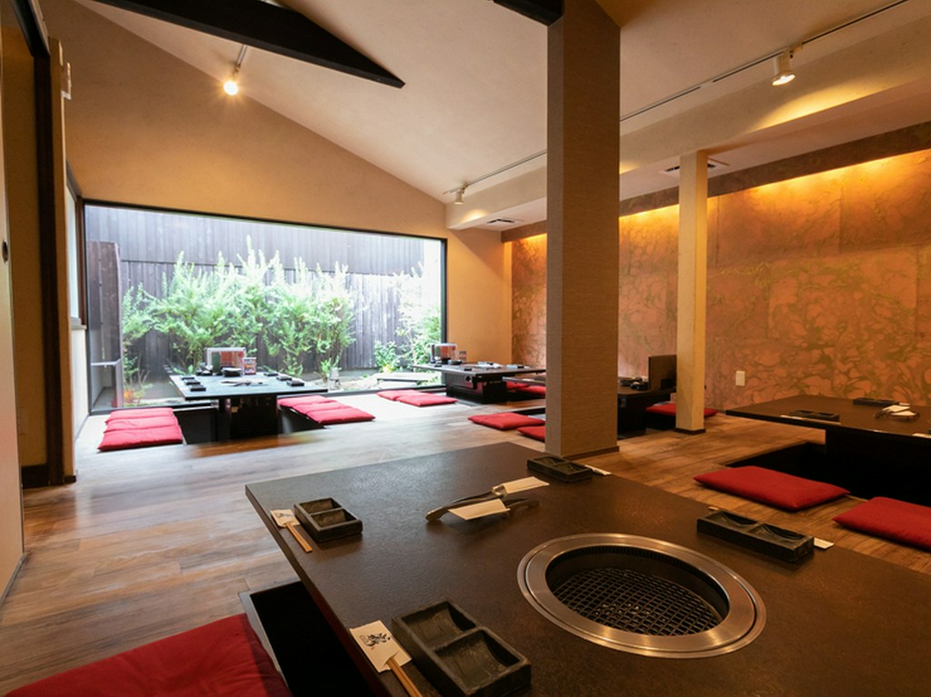 庭園付の広々とした店内