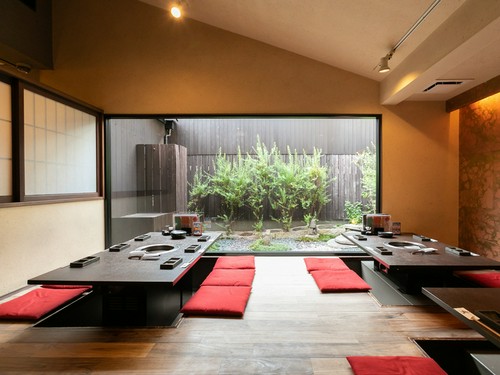 庭園付の高級感溢れる店内