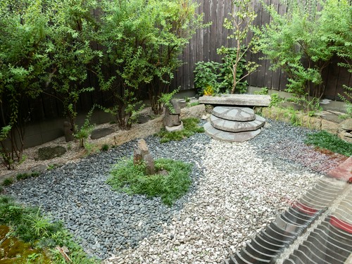 店名の由来「鼎」をイメージしたオブジェが象徴的な庭園