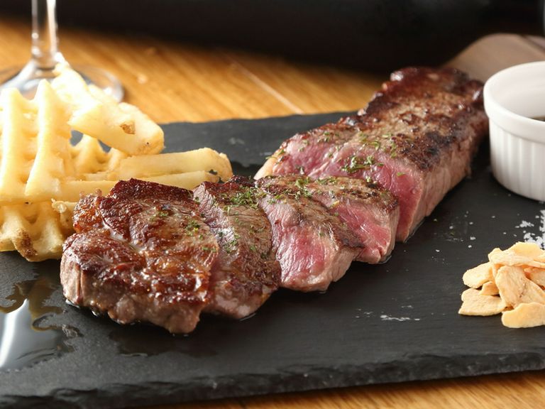 味も見た目も満足なボリュームたっぷり200g! がっつり肉を楽しめる『サーロイン』