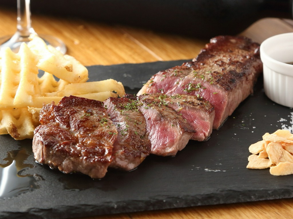 味も見た目も満足なボリュームたっぷり200g！　がっつり肉を楽しめる『サーロイン』