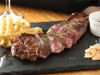 味も見た目も満足なボリュームたっぷり200g！　がっつり肉を楽しめる『サーロイン』