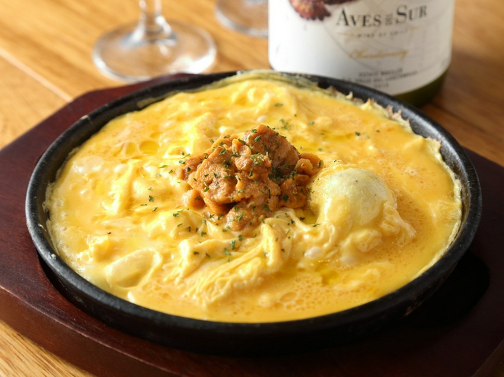ウニの風味とトロトロの半熟のオムレツの組み合わせがたまらない『ウニの半熟鉄板オムレツ』