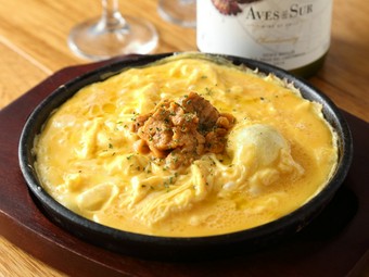 ウニの風味とトロトロの半熟のオムレツの組み合わせがたまらない『ウニの半熟鉄板オムレツ』