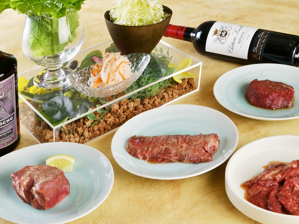 普段の食事から記念日デートにも。おいしい肉とワインで乾杯
