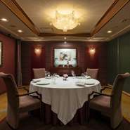 お祝い事や法人会食などをプライベートな空間で行えるよう、２～12人までの個室が完備。通常メニューを提供する他、杉本東京料理長が一日一組みをもてなすオートクチュールコース「アンティミテ」も開催されます。	