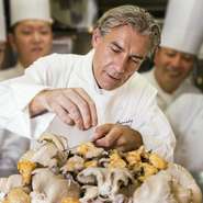 店名が示す通り、季節感を大切にしているヴォワザンシェフ。その時期の素材がもつ美味しさを最大限引き出すため厳しい目で素材を選んでいます。トリュフなどはフランスから。時には鱧など日本ならではの食材も登場。