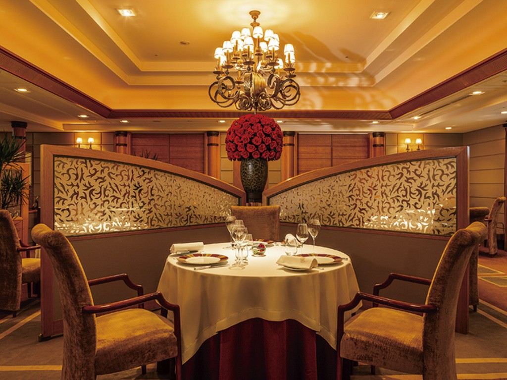 フランス人デザイナーによる、重厚感とモダンさを兼ね備えた空間