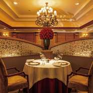 2005年フランソワ・ル・グリによって内装が一新されました。重厚感、格式の高さを兼ね備えながらもリラックスできる雰囲気は、接待や記念日など、どんなシーンでも間違いなく特別な時間を演出してくれます。	