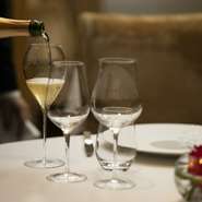 600種のうち422種がフランス産。なかでも87銘柄が揃うシャンパーニュの品揃えは圧巻。ペアリングはもちろん、ソムリエに相談すればシェフの料理にあわせてグラス一杯からお好みに合わせて提案してくれます。	