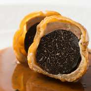 ヴォワザンシェフが師事したジェラール・ボワイエ氏より伝授された贅沢な一品。フォワグラを塗ったトリュフを丸ごとパイで包み、ナイフを入れた瞬間立ち上る香りを、ソースペリグーを楽しんで。アラカルトで注文を。